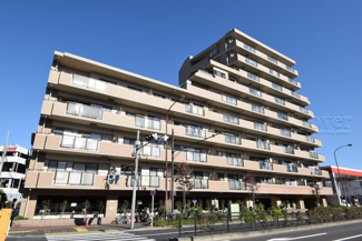 【外観】 | 青空によく映える建物です。手入れの行き届いた外壁やマンション正面エントランスなど、綺麗な姿をぜひ一度、現地にてご覧ください。～即日のご見学可能～　お問合せはお気軽にどうぞ。