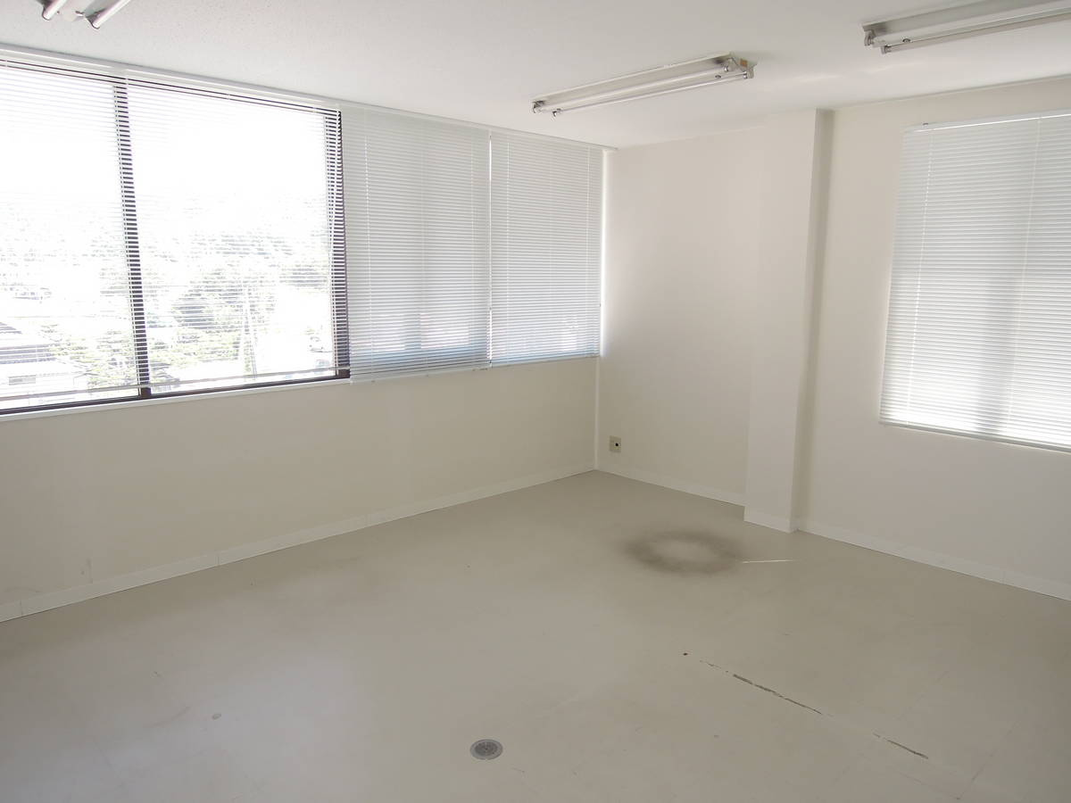 魚専貸店舗事務所の内装