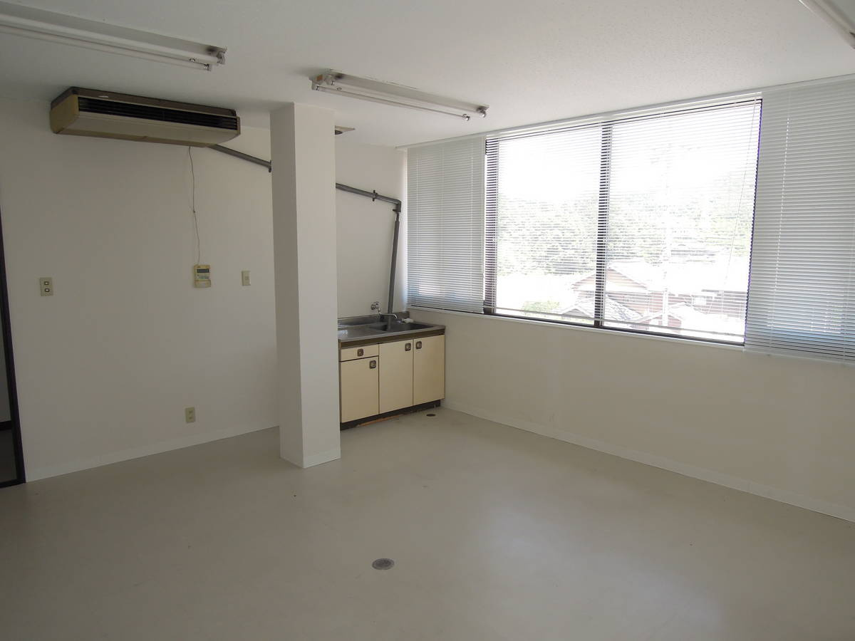 魚専貸店舗事務所の内装