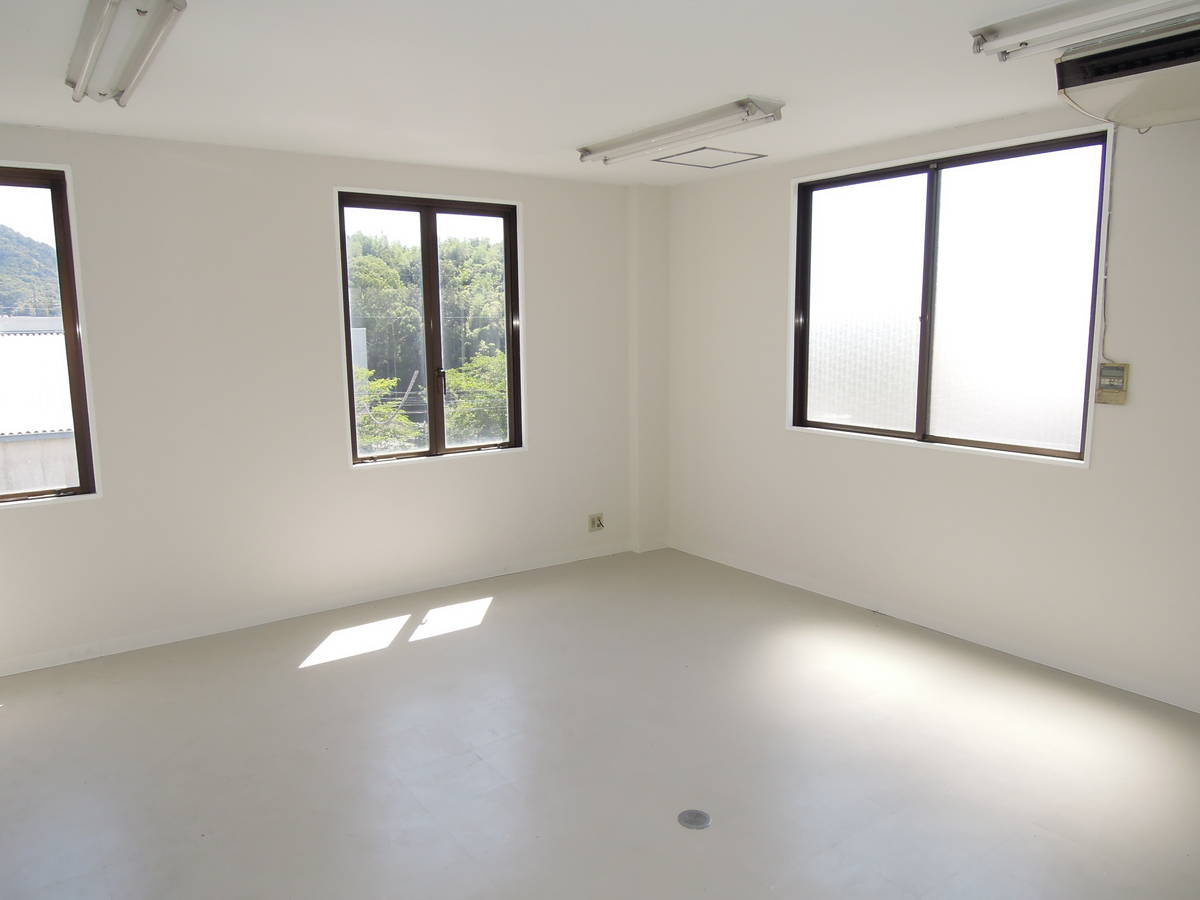 魚専貸店舗事務所の内装