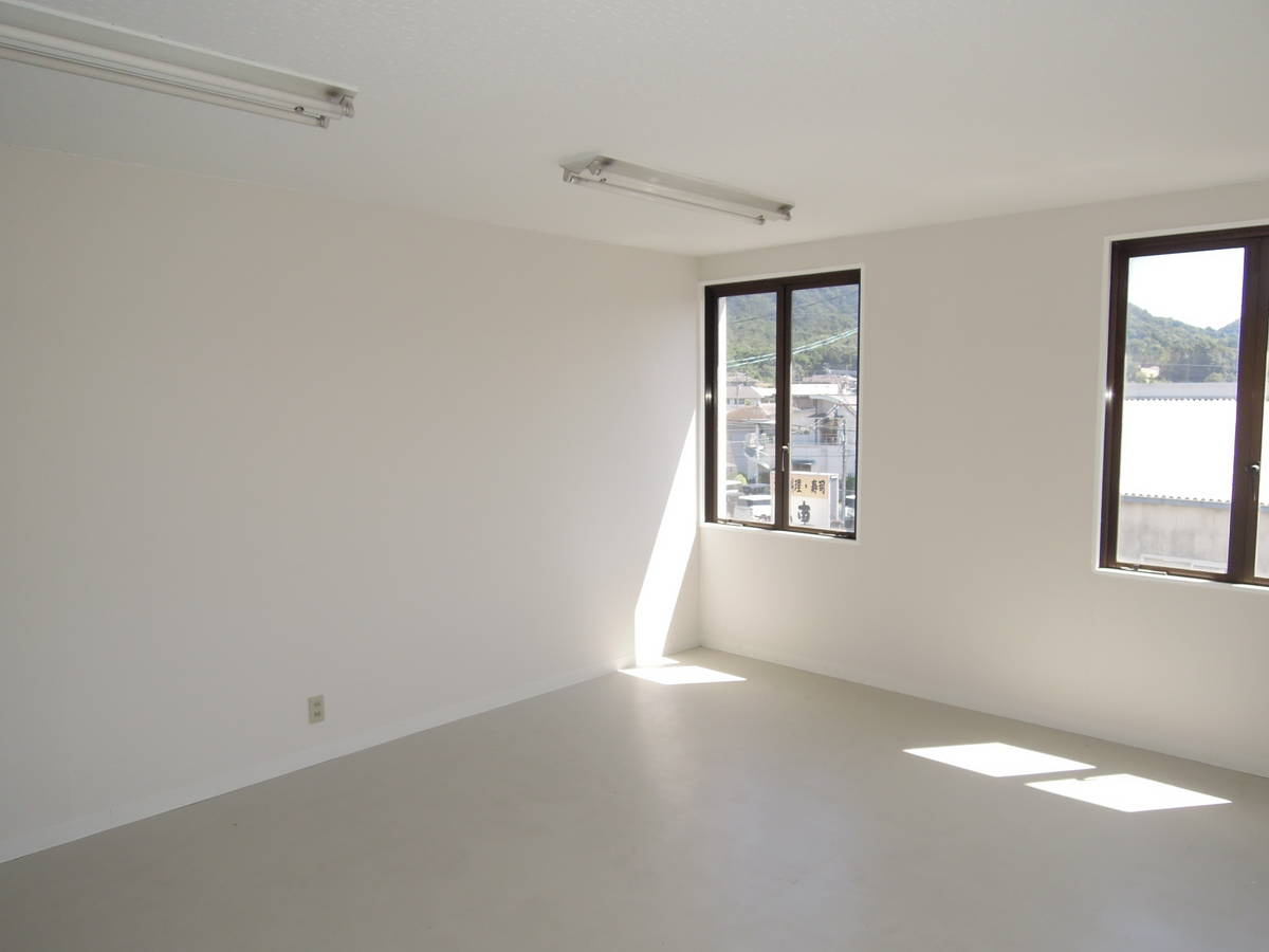 魚専貸店舗事務所の内装