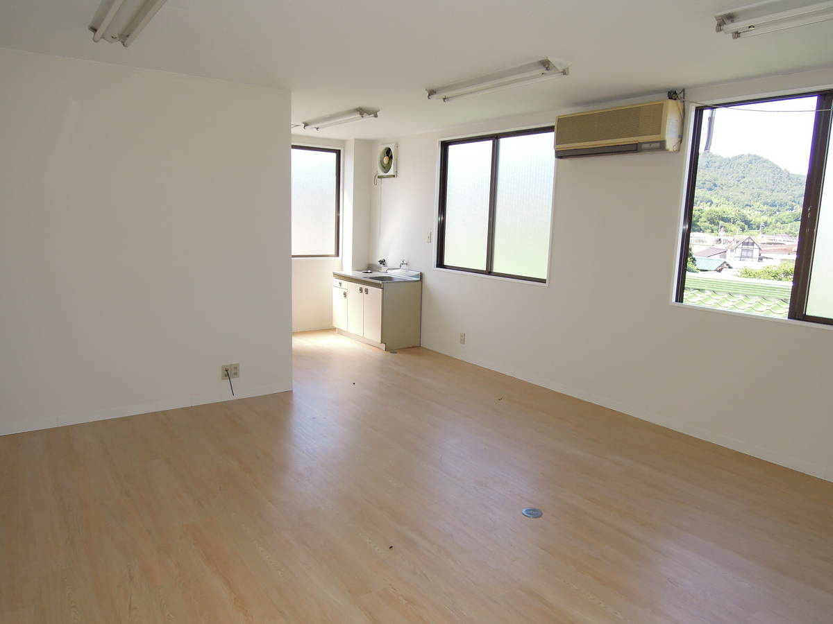 魚専貸店舗事務所の内装