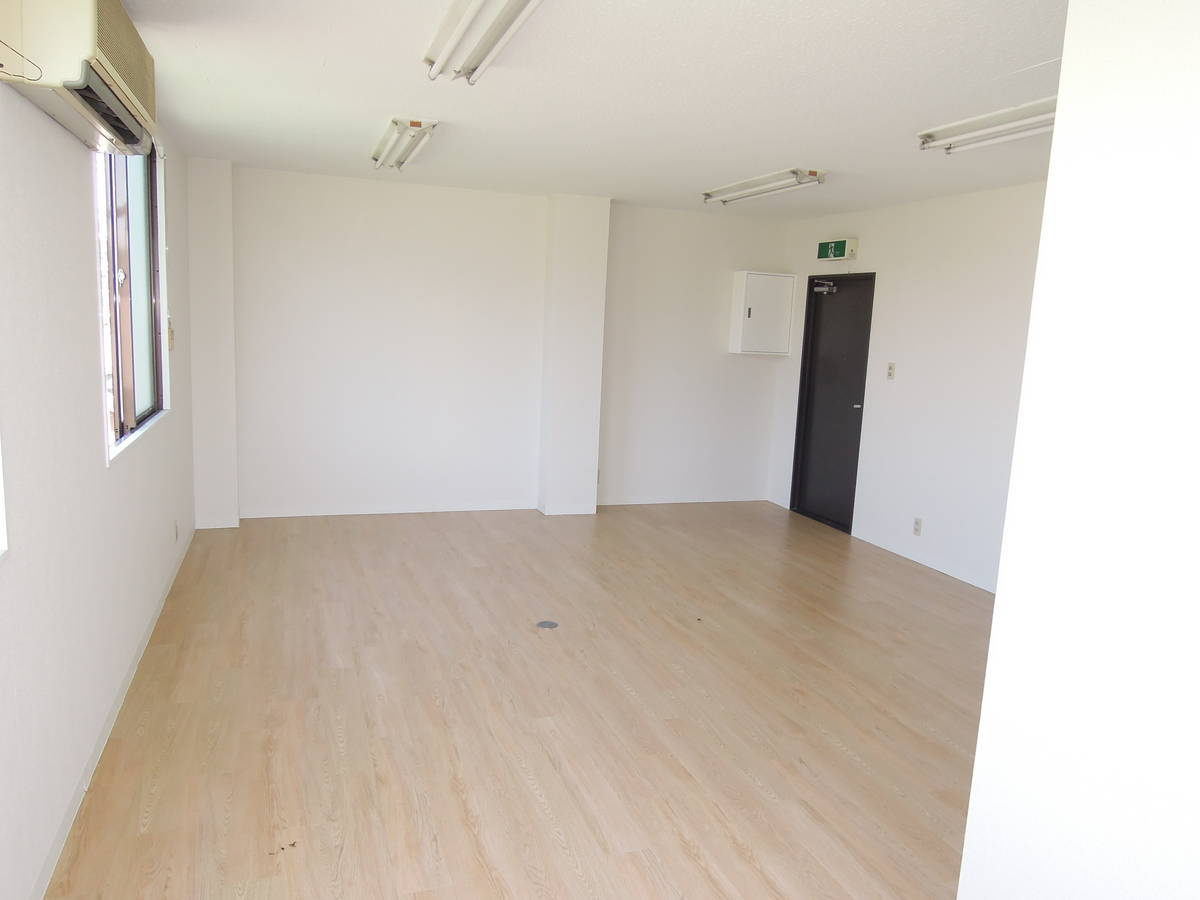 魚専貸店舗事務所の内装