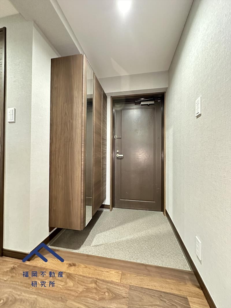 コアマンション博多南の玄関