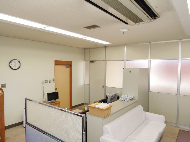 奥商ビルの居間・リビング