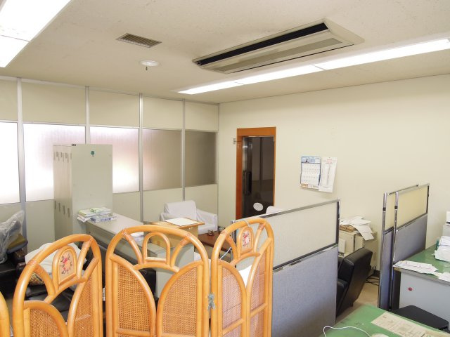 奥商ビルの居間・リビング