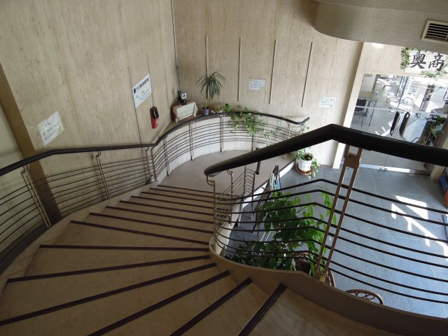 奥商ビルのロビー