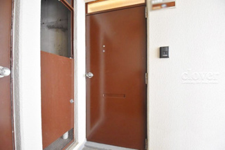 【その他共用部分】 | 皆様をお迎えする、お部屋の玄関ドア。開けやすさや開放角度、ドアノブの操作しやすさや鍵の形状などを、現地で一度ご確認ください。～即日のご見学可能～　お問合せはお気軽にどうぞ。
