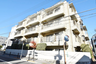 【外観】 | 私たち不動産業スタッフは、よく「いい面構えの建物です」「雰囲気ありますねえ」という言葉を使いますが、当マンションもまさにそのような姿で佇んでいます。～即日のご見学可能～　お問合せはお気軽にどうぞ。