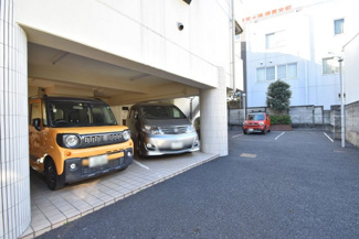 【駐車場】 | マンションの駐車場スペース。空きの有無や駐車料金、サイズ規定などについては、改めてお問い合わせください。～即日のご見学可能～　お問合せはお気軽にどうぞ。