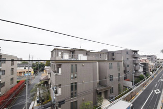 【展望】 | 眼前に広がる空の雄大さと、このお部屋の自慢の一つである「眺望」をご覧ください。毎日、この景色を独り占めできる新生活に夢が広がります。～即日のご見学可能～　お問合せはお気軽にどうぞ。
