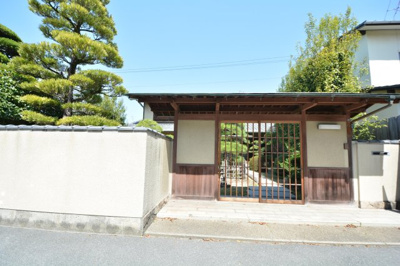 【外観】 | 八王寺町 土地 | 現状古家あり。古民家としてリフォームするのもおすすめ。