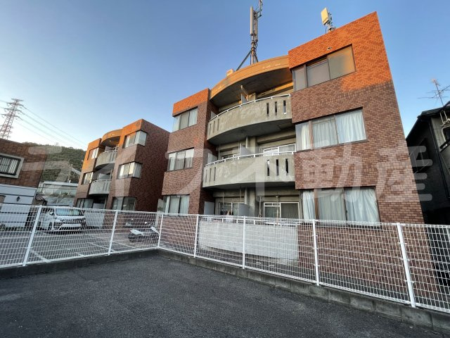 高槻市上牧南駅前町の賃貸マンションの外観|外観は落ち着いています