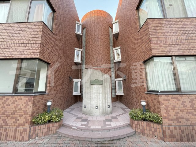 高槻市上牧南駅前町の賃貸マンションのエントランス|毎日通るエントランスはこのようになっています