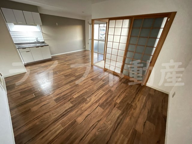 高槻市上牧南駅前町の賃貸マンションの居間・リビング|おしゃれなリビングです