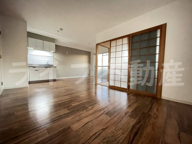 高槻市上牧南駅前町の賃貸マンションの居間・リビング|使いやすいリビングです