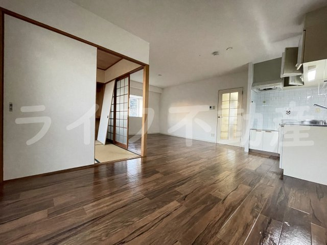 高槻市上牧南駅前町の賃貸マンションの居間・リビング|ゆったりとしたリビングです