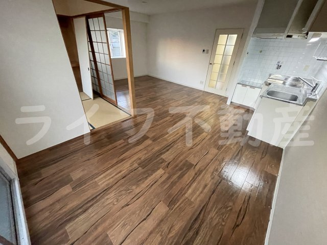 高槻市上牧南駅前町の賃貸マンションの内装|明るい室内です