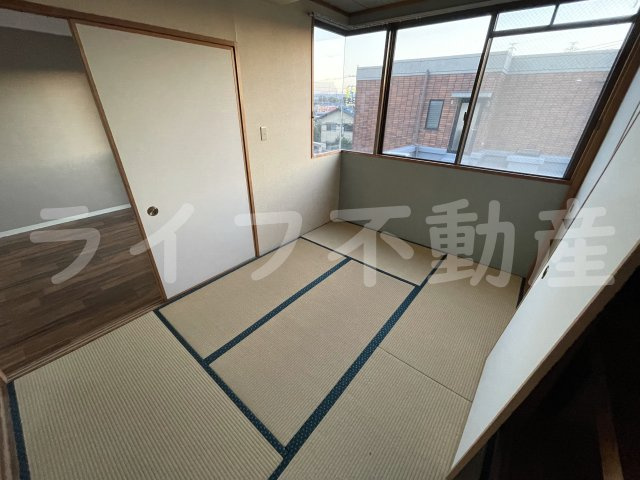 高槻市上牧南駅前町の賃貸マンションの和室|明るい和室です