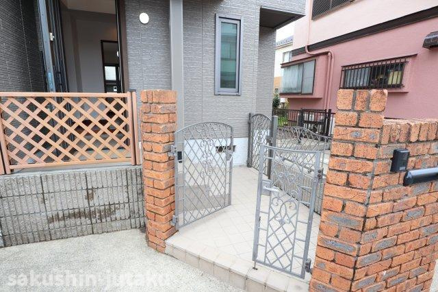 八千代台北１０丁目　中古戸建の外観|レンガ積みのお洒落な外構です