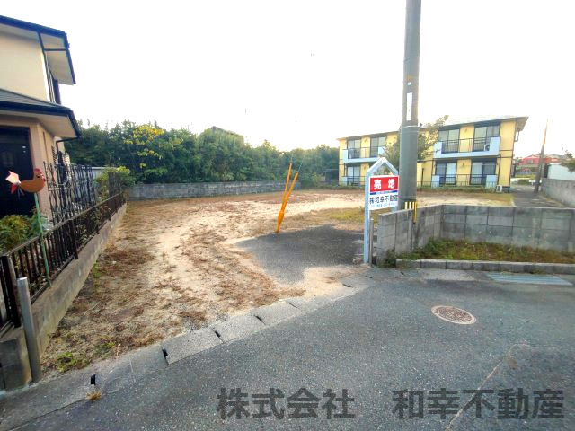 【外観】 | 約81坪の建築条件無しの土地となっております。土地の形状も良く住宅建設に適しております。
周辺にはミスターマックスやダイレックスなど買い物施設が充実しております。