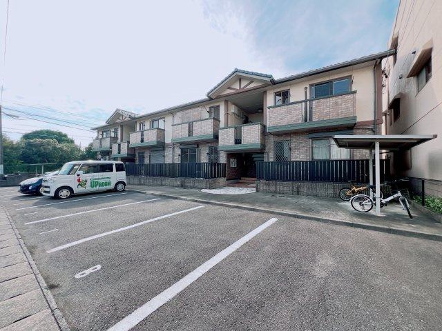 カレーラの駐車場