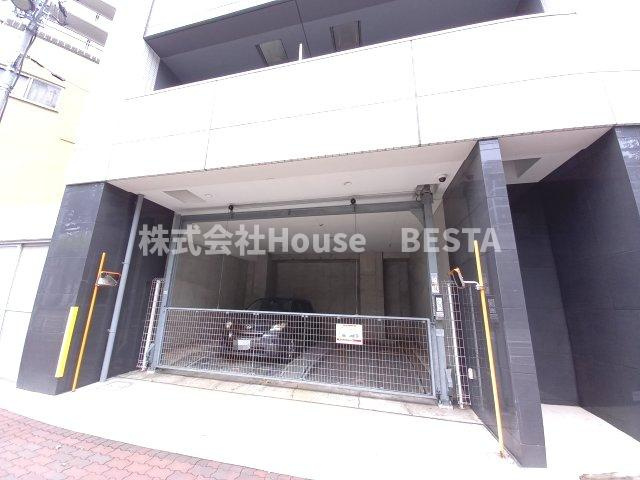 アドバンス神戸アルティスの駐車場