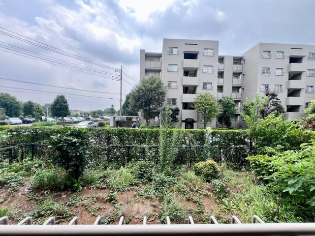 椿峰ニュータウン１０７街区４号棟 の庭