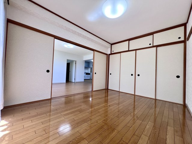 椿峰ニュータウン１０７街区４号棟 の居間・リビング|東洋室
