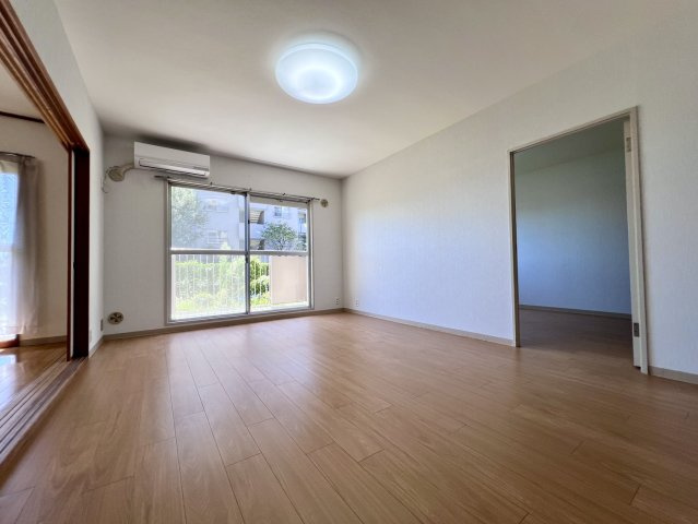 椿峰ニュータウン１０７街区４号棟 の居間・リビング