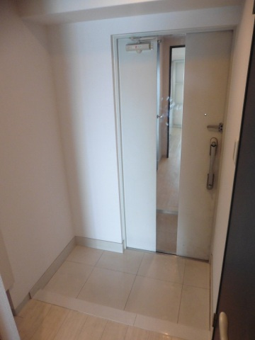 アールパンション高井田の玄関