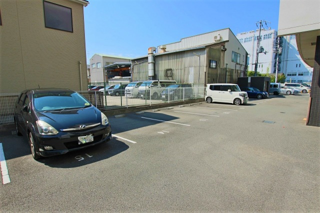 アールパンション高井田の駐車場