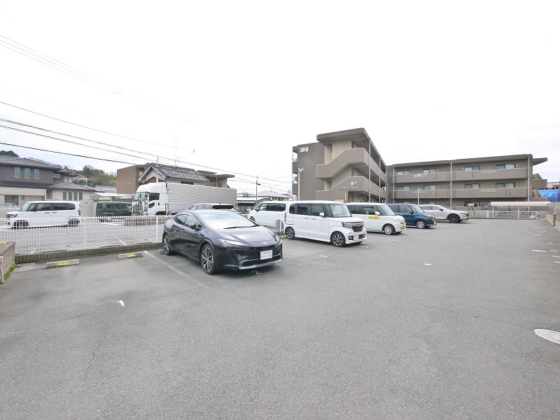 メゾンｅコート　Ａ棟の駐車場|駐車場があります