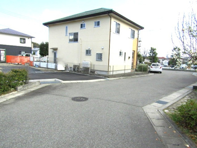 【前面道路含む現地写真】 | ブルーミングガーデン韮崎市藤井町北下条　1号棟 | 前面道路含む現地写真です