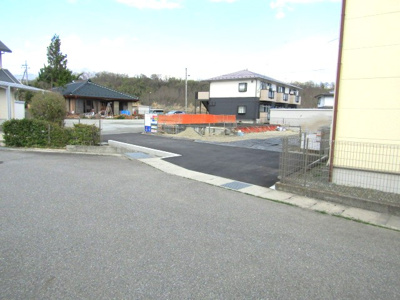 【前面道路含む現地写真】 | ブルーミングガーデン韮崎市藤井町北下条　1号棟 | 前面道路含む現地写真です