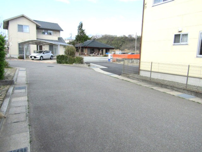 【前面道路含む現地写真】 | ブルーミングガーデン韮崎市藤井町北下条　1号棟 | 前面道路含む現地写真です