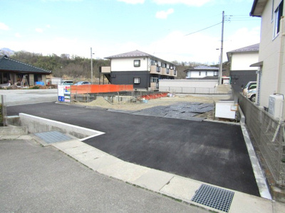 【駐車場】 | ブルーミングガーデン韮崎市藤井町北下条　1号棟 | カースペースがあります