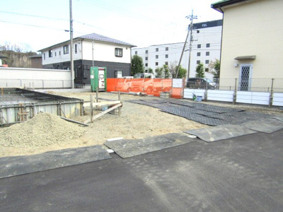 【前面道路含む現地写真】 | ブルーミングガーデン韮崎市藤井町北下条　1号棟 | 前面道路含む現地写真です