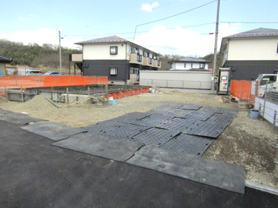 【駐車場】 | ブルーミングガーデン韮崎市藤井町北下条　1号棟 | 駐車場に車を止められます