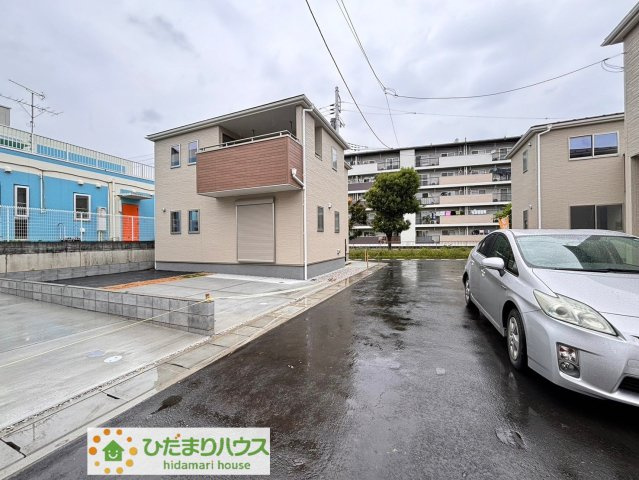 上尾市原市　新築一戸建て　リーブルガーデン　04の前面道路含む現地写真|前面道路幅6ｍ☆車の出入りもラクラクできちゃいます(^^♪
大きい車も出やすい！