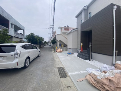 【前面道路含む現地写真】 | 読谷村長浜Ⅳ（全2棟）1号棟 | 1号棟　前面道路♪