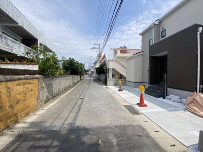 【前面道路含む現地写真】 | 読谷村長浜Ⅳ（全2棟）1号棟 | 1号棟　前面道路♪