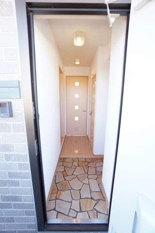 【玄関】 | Blanche | ※同物件・反転タイプの写真です。