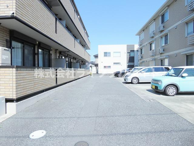 ブリージンBの駐車場