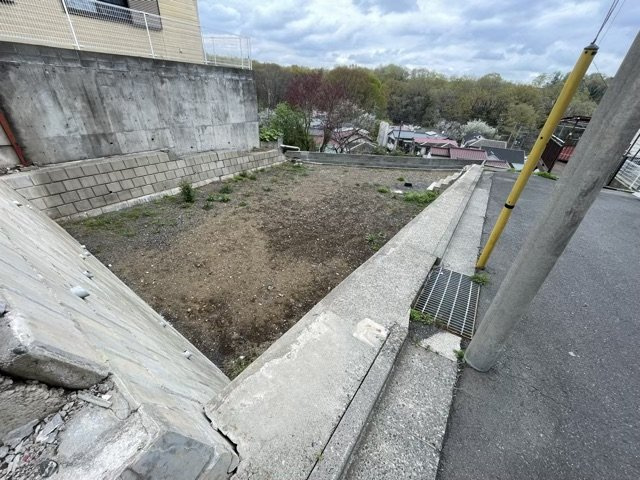 【外観】 | 現地に行くなら、物件の周囲の地形がどうなっているかを見ることも大切です。周辺より低くなっている土地では、大雨などで水が集まりやすいため、地盤が弱くなっているということも考えられるため、注意が必要です。