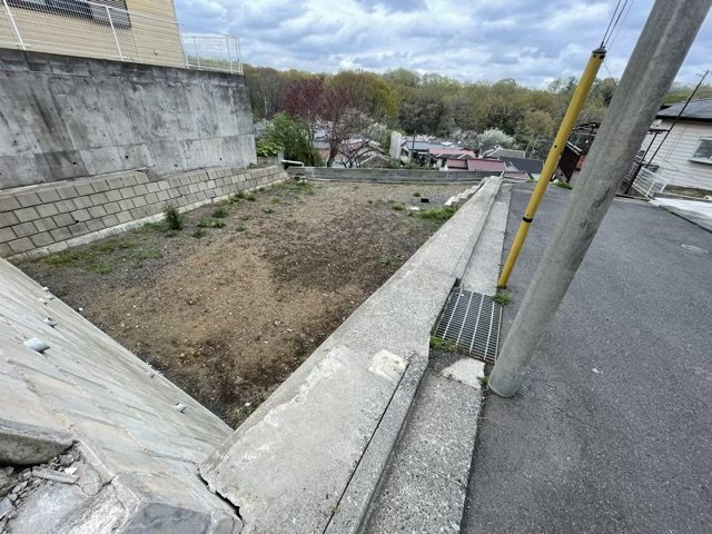 【外観】 | 隣家の土地はどうなっているのか、生活利便施設が近くにあるのか、学校まで近いかなど、お客様のライフスタイルにあわせたイメージが重要です。また、近くにあると困る施設が近くにないかも確認するといいでしょう。