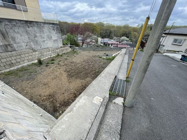 【外観】 | 家を建てる前提で土地を探している場合、地盤の丈夫さは譲れない条件の一つです。地盤が脆弱だと追加工事が必要となります。また、過去に地盤沈下や液状化現象を起こした土地は、できるだけ避けた方がいいでしょう。