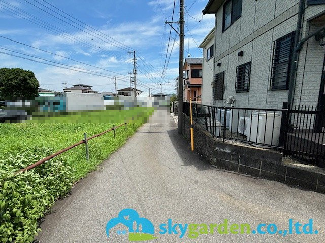 厚木市上依知　中古戸建の前面道路含む現地写真|前面道路含む現地写真です