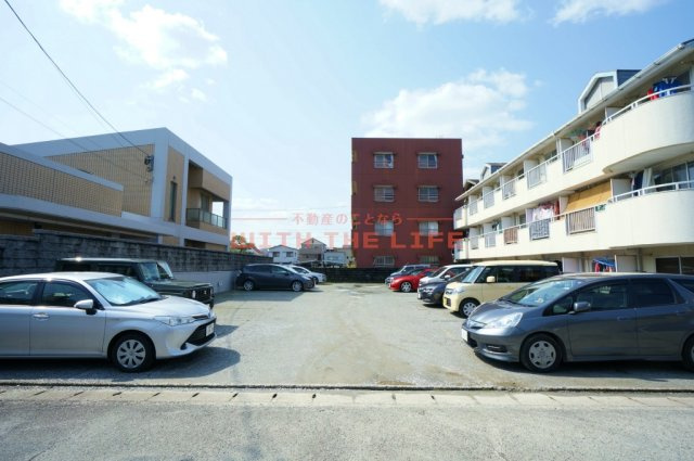 エトランゼ宮本Ⅳ【キャッシュバック対象】の駐車場|駐車場があるので、車を買う予定の方も安心です