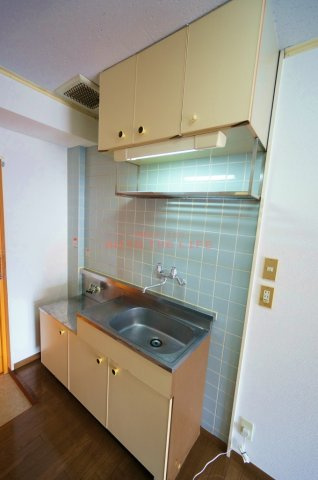 エトランゼ宮本Ⅳ【キャッシュバック対象】のキッチン|コンパクトなキッチンで掃除もラクラク